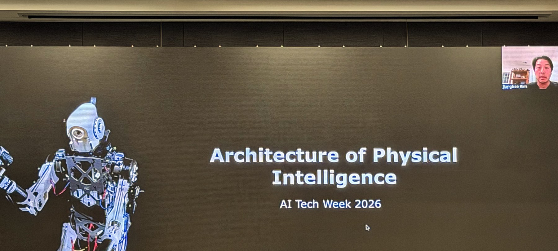 김상배 교수의 기조강연 타이틀 슬라이드 Architecture of Physical Intelligence와 휴머노이드 로봇 이미지, 화면 오른쪽 위 화상 연결