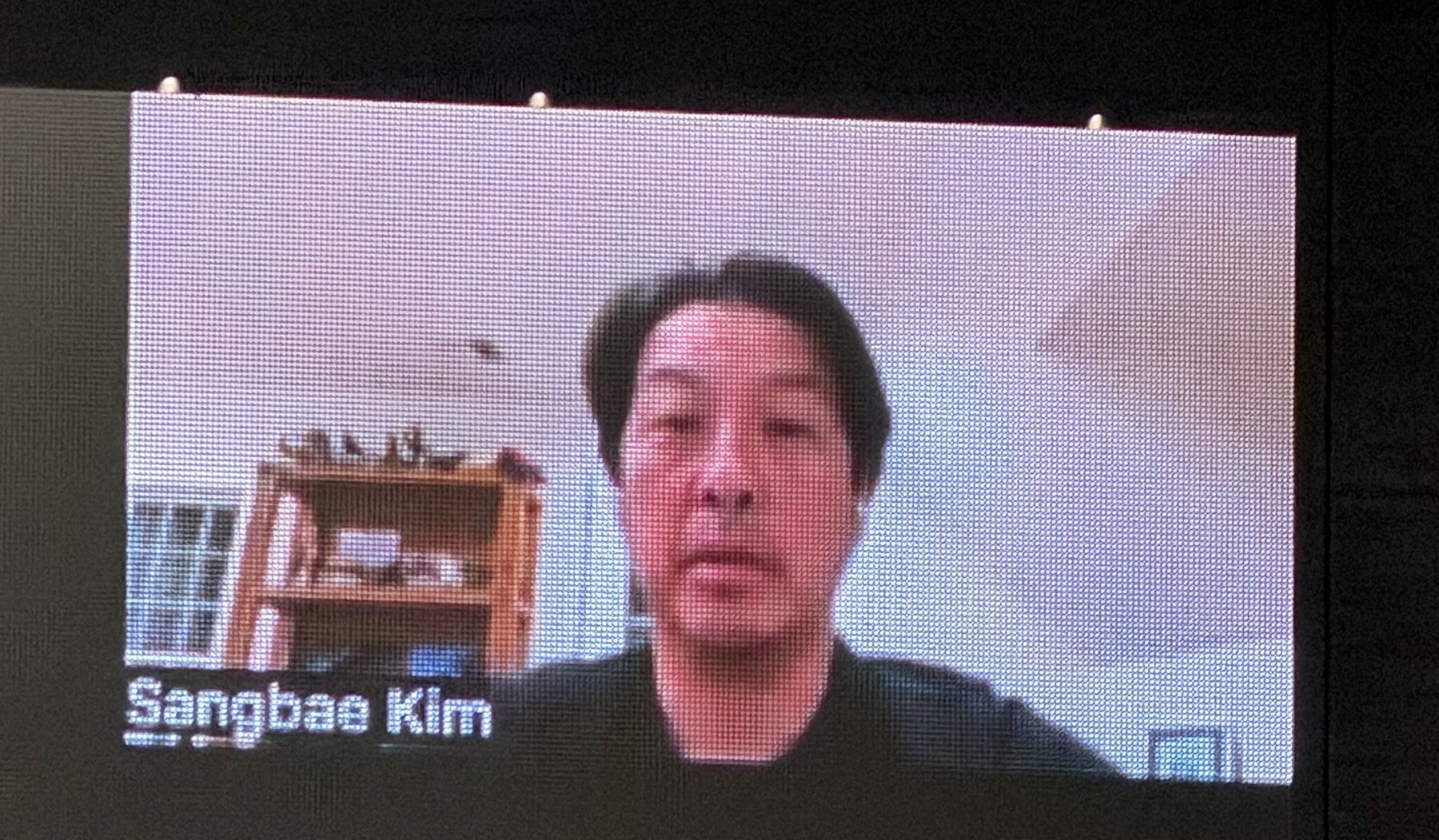 행사장 스크린에 화상으로 연결된 김상배 교수